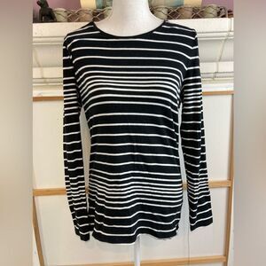Classic black & white long sleeved stretch top runs big scoop neck